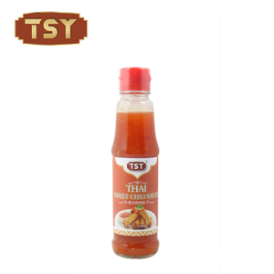 Bouteille trempant une délicieuse sauce thaïlandaise au piment doux