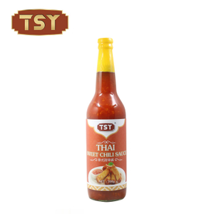 Cuisson de la sauce piquante thaïlandaise épicée et pâteuse au piment doux